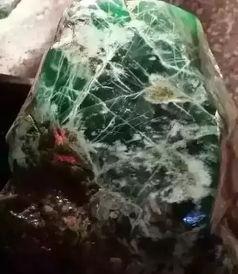 翡翠切料怎么看内裂,翡翠内裂成因与切料观察技巧解析