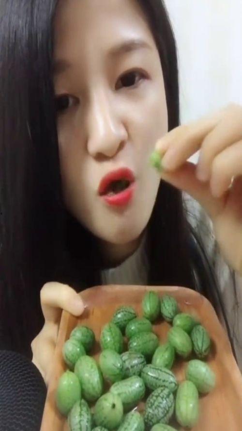 美女吃瓜壁纸图片高清,美女映衬下的视觉盛宴